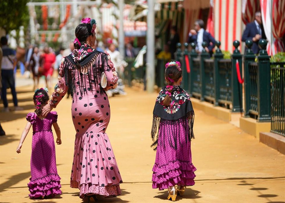 Archivo - Mujeres vestida de flamenca en la feria. A 18 de abril de 2024, en Sevilla (Andalucía, España). Ambiente en el real de la feria de Abril.