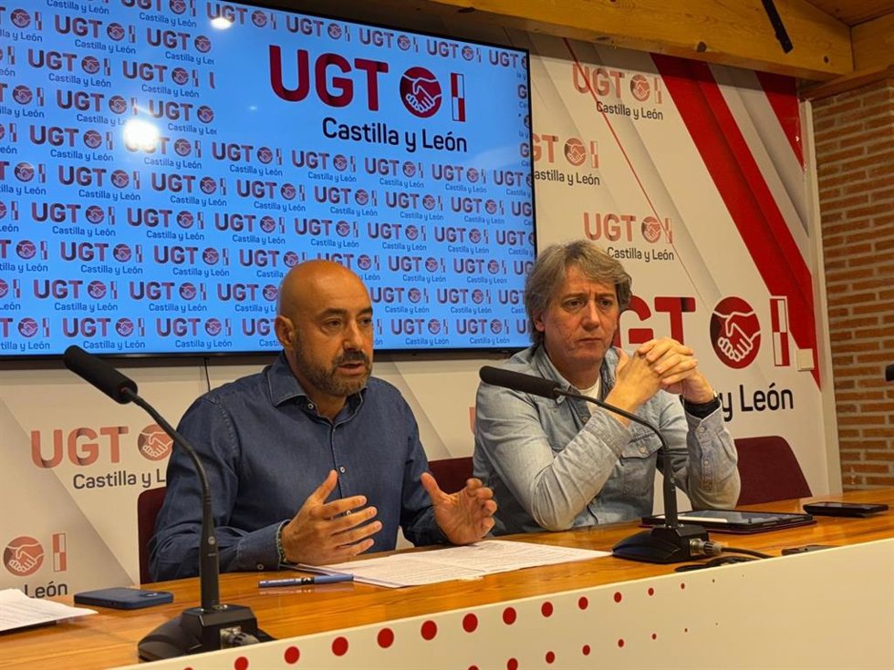 El secretario autonómico de UGT, Óscar Lobo, y el secretario autonómico del PSOE, Carlos Martínez