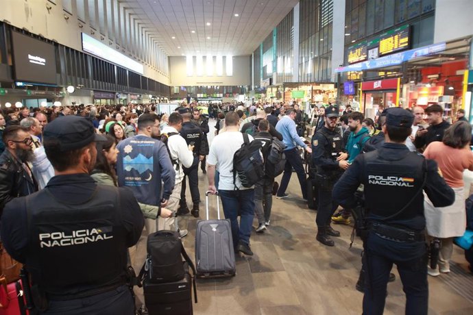 Caos de viajeros en la estación de Santa Justa debido al retraso por el robo de cables de trenes. A 05 de mayo de 2025, en Sevilla (Andalucía, España). 