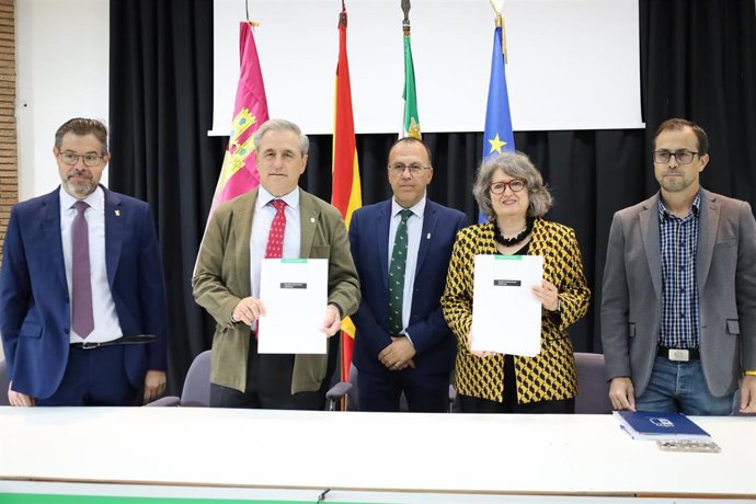 La consejera de Desarrollo Sostenible de Castilla - La Mancha, Mercedes Gómez Rodríguez, y el consejero de Gestión Forestal y Mundo Rural de Extremadura, Ignacio Higuero de Juan, firman un protocolo de colaboración