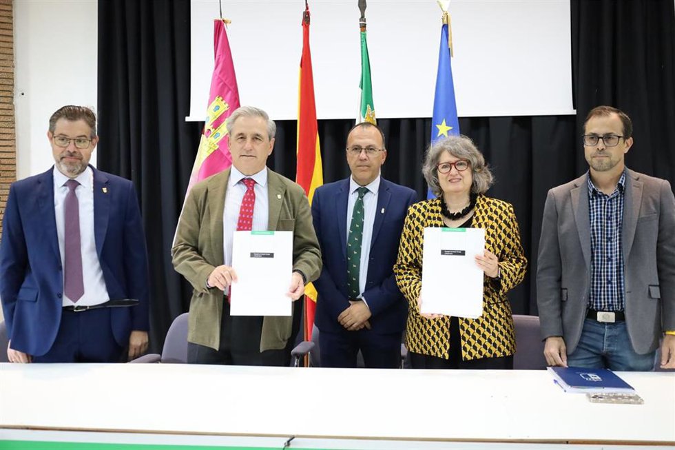 La consejera de Desarrollo Sostenible de Castilla - La Mancha, Mercedes Gómez Rodríguez, y el consejero de Gestión Forestal y Mundo Rural de Extremadura, Ignacio Higuero de Juan, firman un protocolo de colaboración