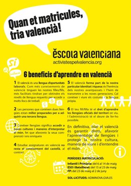 Cartel de Escola Valenciana sobre matriculación en valenciano