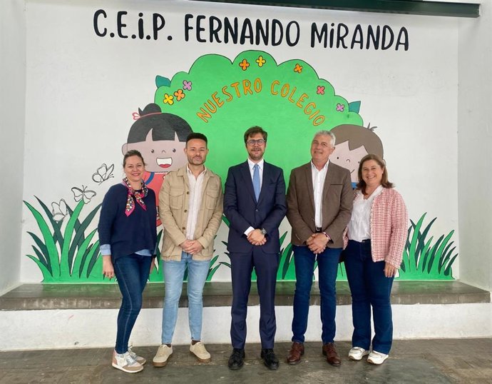 Copé (centro), durante su visita al CEIP Fernando Miranda de Fernán Núñez.