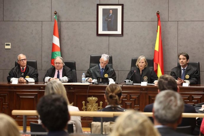 El presidente del TSJPV, Iñaki Subijana, preside el acto de toma de posesión de la reelegida presidenta de la Audiencia Provincial de Bizkaia, Reyes Goenaga, en el Palacio de Justicia de Bilbao