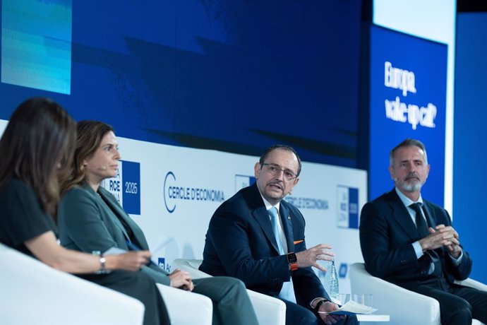 (De i a d) La fundadora de Decode Project, Francesca Bria; el socio gerente global de la tecnológica IBM, Jesús Mantas, y el presidente de Telefónica, Marc Murtra.