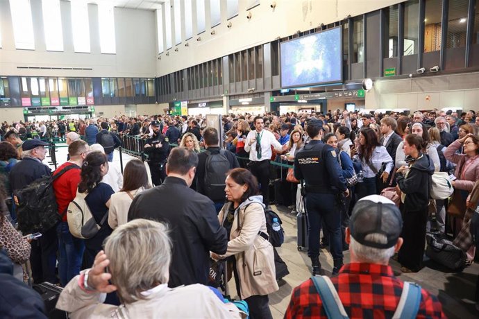 Caos de viajeros en la estación de Santa Justa debido al retraso por el robo de cables de trenes. A 05 de mayo de 2025, en Sevilla (Andalucía, España). 