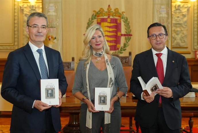 (I-D) El catedrático de historia contemporánea de la Universidad de Valladolid, Ricardo Martín; la concejala de Cultura del Ayuntamiento de Valladolid, Irene Carvajal y el historiador y profesor de la UVA, Javier Burrieza.