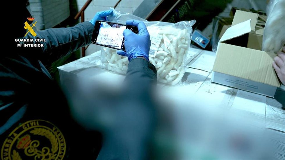 Archivo - Investigaciones del Seprona de la Guardia Civil en alimentos con motivo de la Feria de Sevilla.