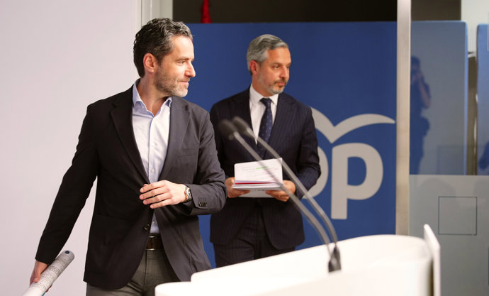 El vicesecretario de Economía del PP, Juan Bravo, y el portavoz nacional del partido, Borja Sémper, en una rueda de prensa en Génova