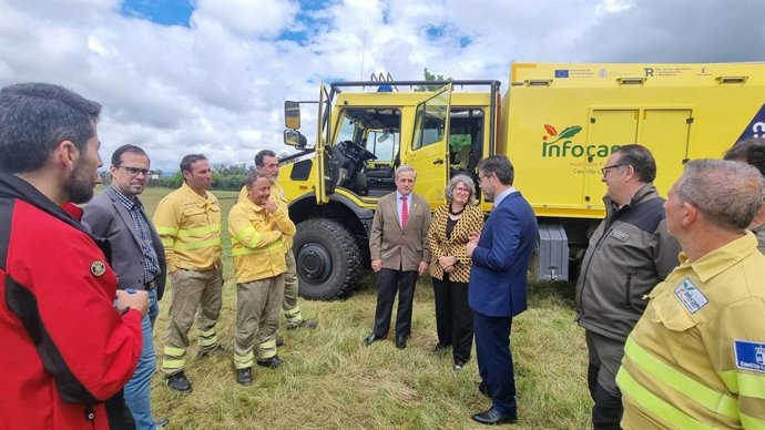 La consejera de Desarrollo Sostenible, Mercedes Gómez, firma un protocolo en materia de incendios forestales con Extremadura