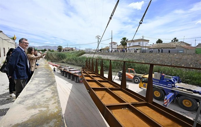 El alcalde supervisa las obras en el puente de El Raal