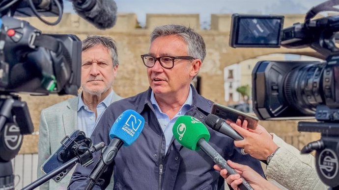 El portavoz del Grupo Parlamentario Vox en Andalucía, Manuel Gavira, este lunes en declaraciones a los medios en Cádiz.