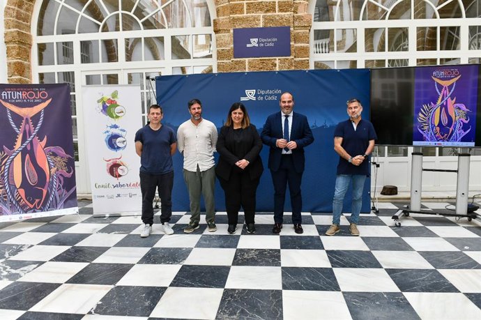 El diputado provincial y primer teniente de alcalde de Conil, Antonio Aragón, junto a la alcaldesa de Conil, Inmaculada Sánchez, y una representación de la Asociación Jóvenes Restauradores de Conil, presenta la Ruta Gastronómica del Atún