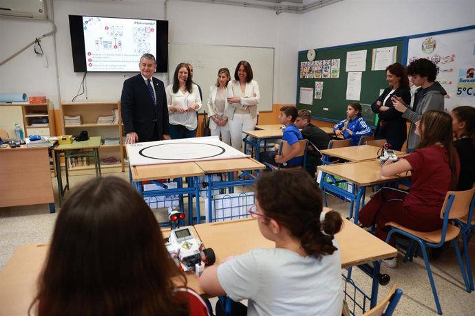 El consejero de la Presidencia, Interior, Diálogo Social y Simplificación Administrativa, Antonio Sanz, ha puesto en marcha en el CEIP Teodosio de Sevilla los 'WomANDigital Day'.