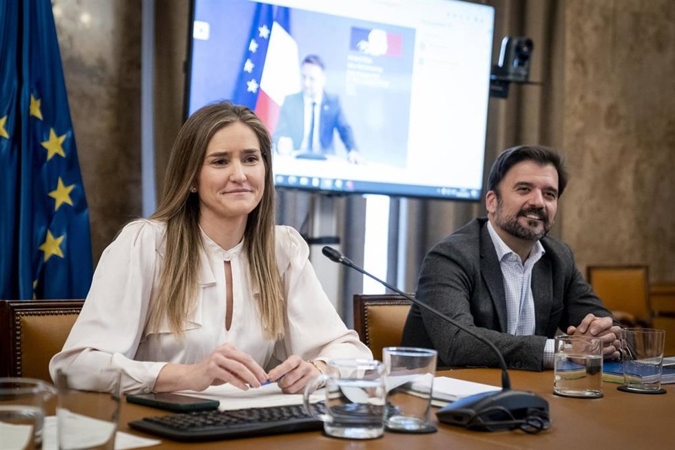 La vicepresidenta del Gobierno y ministra para la Transición Ecológica y el Reto Demográfico, Sara Aagesen y el director General de política energética y minas, Manuel García Hernández, mantienen un encuentro telemático con el ministro de Industria y En