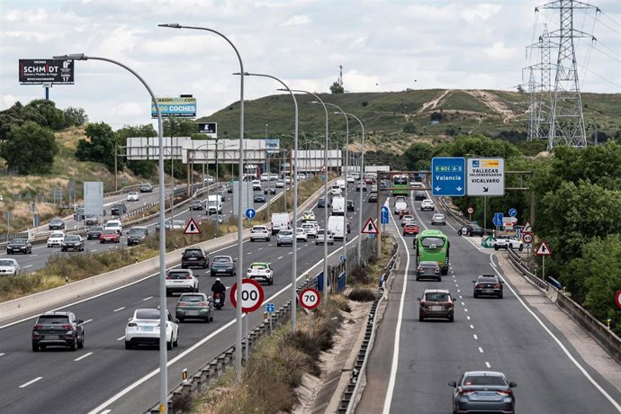 Archivo - Varios coches durante la operación salida por el puente de mayo, en la A3, a 30 de abril de 2024, en Madrid (España). La Dirección General de Tráfico (DGT) prevé que se produzcan más de ocho millones de desplazamientos por carretera desde las 15