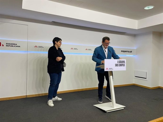 La vicesecretaria de Trabajo y Economía de ERC, Laura Pelay, y el vicesecretario de Comunicación de ERC, Isaac Albert, en una rueda de prensa en la sede del partido en Barcelona.