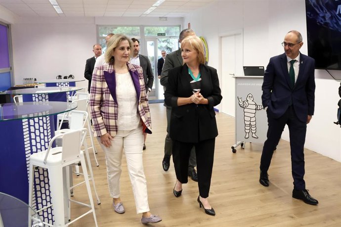 La presidenta de Michelin España (I) y la consejera (D) en la visita a la planta de Aranda.