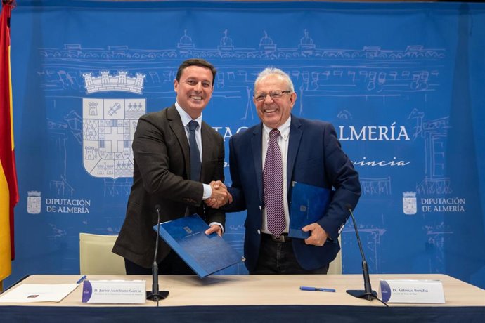 El presidente de la Diputación de Almería, Javier Aureliano García, y el alcalde de Vícar, Antonio Bonilla, tras la firma del convenio.