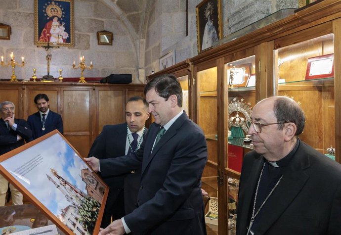 Fernández Mañueco visita la Ermita de Nuestra Señora de las Vacas, en Ávila.
