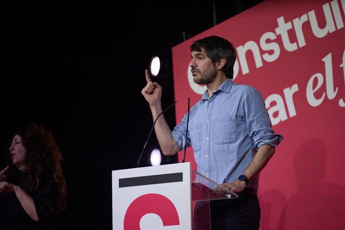 Archivo - El ministro de Cultura, Ernest Urtasun, durante la clausura de la Asamblea Estatal de Sumar, en el Teatro Alcázar, a 30 de marzo de 2025, en Madrid (España). 