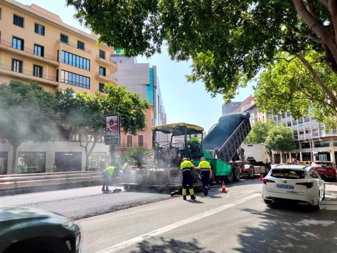 Operarios trabajan en el reasfaltado de Avenidas.
