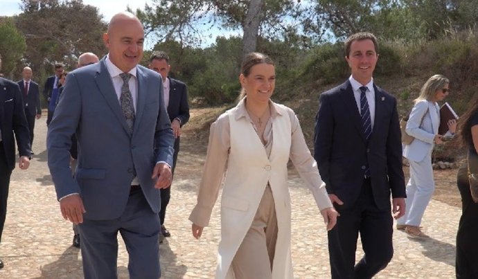 La presidenta del Govern, Marga Prohens, y los presidentes de los Consells de Ibiza y Mallorca, Vicent Marí y Llorenç Galmés, respectivamente, en la Conferencia de Presidentes.