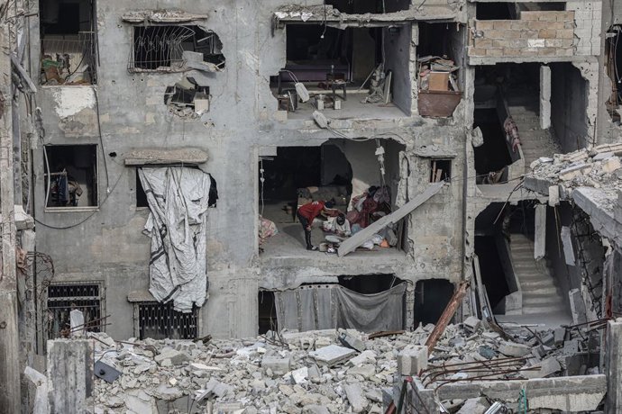 Archivo - Arquivo - 3 de fevereiro de 2025, Cidade de Gaza, Faixa de Gaza, Território Palestino: Palestinos internos caminham por uma rua entre os escombros de edifícios destruídos em meio a um cessar-fogo entre Israel e o Hamas, na Cidade de Gaza, em 3