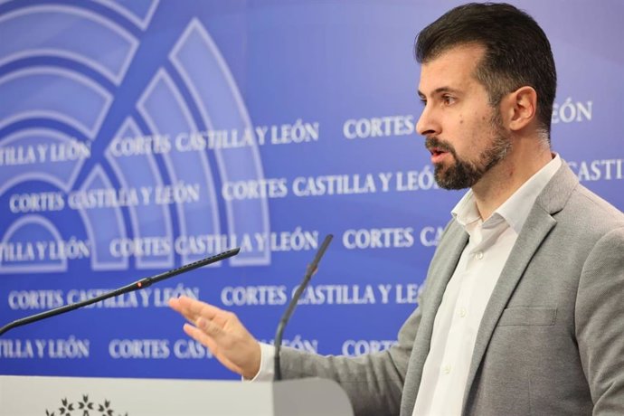 Archivo - Luis Tudanca en la rueda de prensa en las Cortes