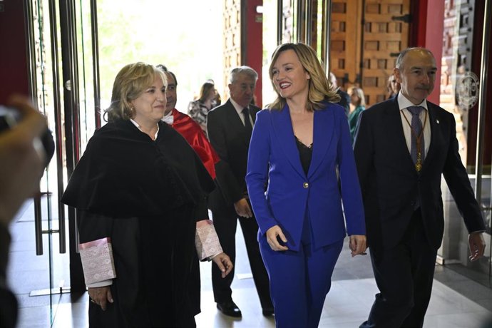 La ministra de Educación, Pilar Alegría, durante la investidura de la nueva rectora magnífica de la Universidad de Zaragoza, Rosa Bolea, en Zaragoza.