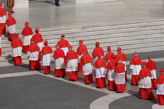 23 April 2025, Vatican, Vatican City: Cardinals take part in the ceremony for the transfer of Pope Francis' body, which will be laid out in St. Peter's Basilica for three days. Photo: Marco Iacobucci / Ipa-Agency.Net/LiveMedia-IPA/ZUMA Press Wire/dpa