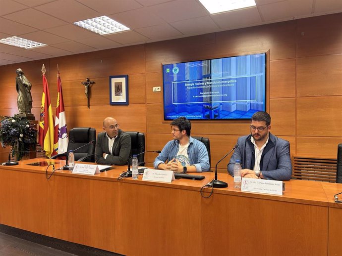 Terecera ponencia de la UCAV sobre los desafíos de la energía nuclear.
