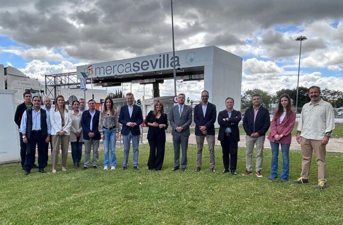 Foto de familia tras el acuerdo de colaboración entre Mercasevilla y Ecoembes para impulsar la recogida de envases domésticos de madera.