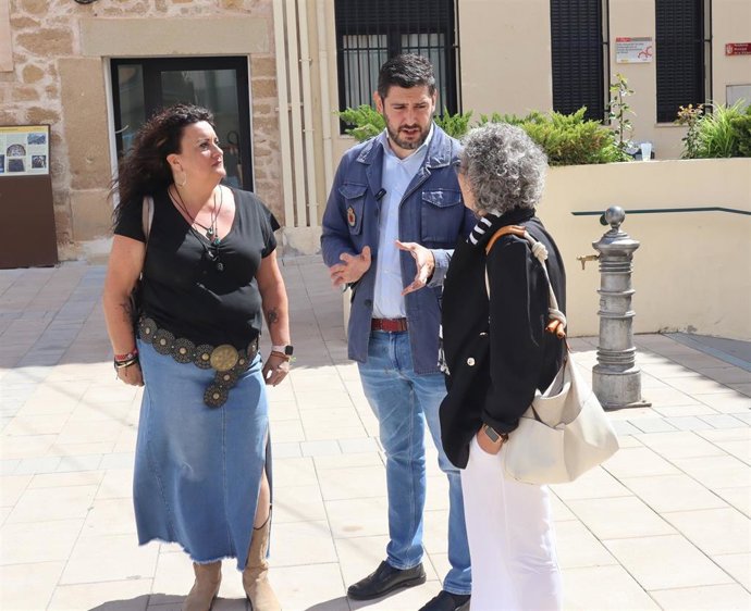 EL portavoz de Vox en las Cortes de Aragón, Alejandro Nolasco, durate su visita de este lunes a la localidad turolense del Albalate del Arzobispo para criticar la falta de agua potable que sufre la zona.