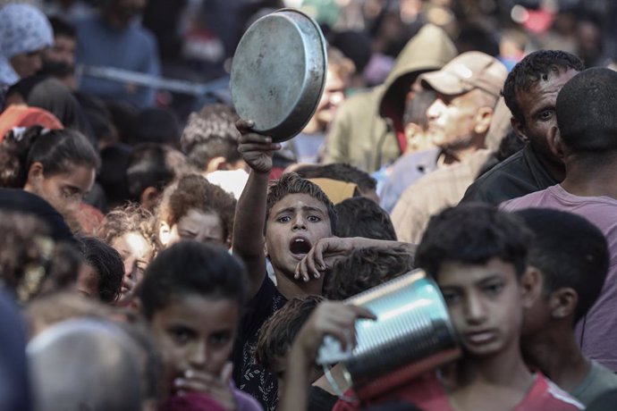 Archivo - November 11, 2024, Deir Al Balah, Gaza Strip, Palestinian Territory: Palestinians, including children, wait to receive food distributed by an aid organization in Deir Al Balah, Gaza on November 10, 2024. Israel's relentless attacks on the blocka
