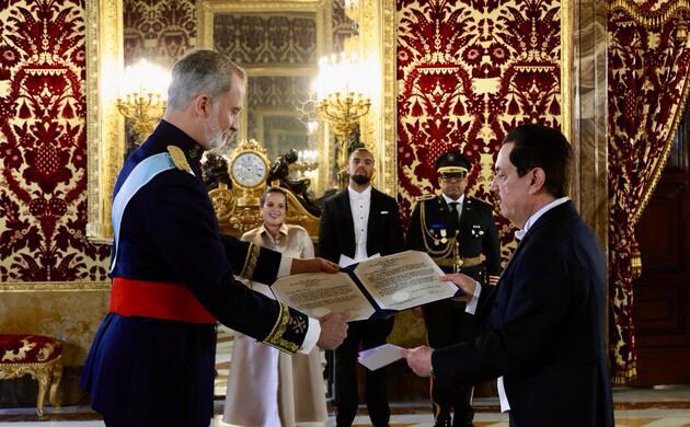 El rey Felipe VI y el Embajador de la República Dominicana en España Tony Raful Tejada durante la ceremonia oficial en el Palacio Real de Madrid
