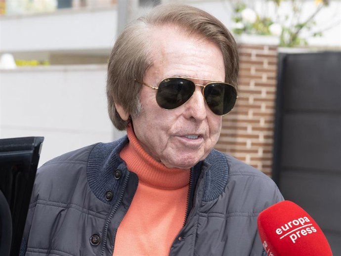 Raphael sale de su agencia de representación el día de su cumpleaños