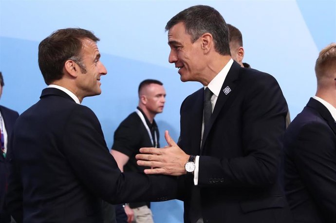 Archivo - El presidente francés, Emmanuel Macron (1i), y el presidente del Gobierno, Pedro Sánchez (1d), se saludan aen una reunión europea