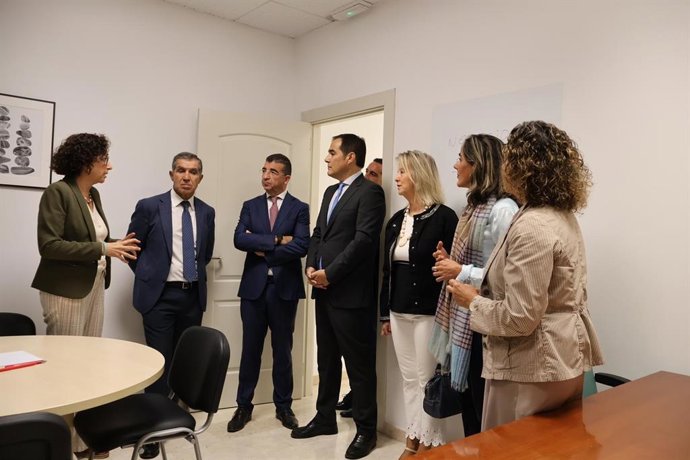 Imagen de archivo de una visita del consejero de Justicia, Administración Local y Función Pública, José Antonio Nieto, al edificio judicial de Caleta acompañado por, entre otros, el presidente del TSJA, Lorenzo del Río, y la fiscal superior, Ana Tárrago