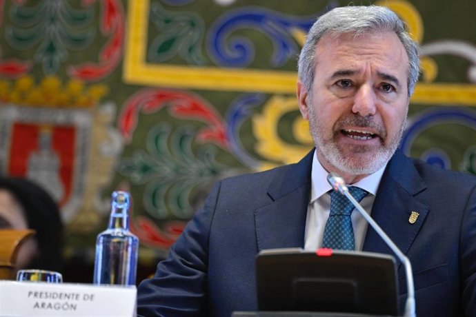 El presidente del Gobierno de Aragón, Jorge Azcón, en el acto de investidura de Rosa Bolea como rectora de la Universidad de Zaragoza.