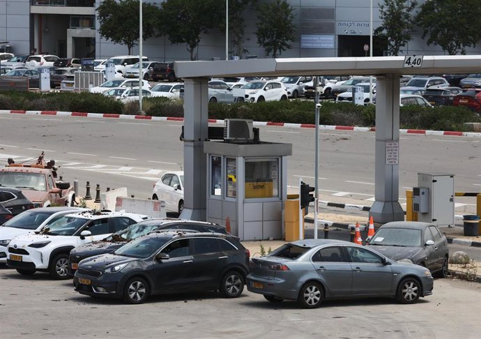 Imagen de archivo de varios vehículos dañados por el ataque contra el aeropuerto internacional de Ben Gurión, en Israel.
