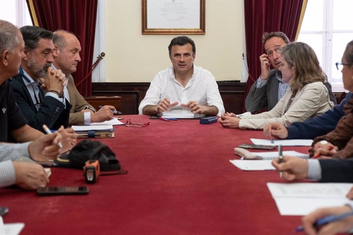 El alcalde de Cádiz, Bruno García, preside una reunión de coordinación con responsables políticos y técnicos de diversas delegaciones municipales para analizar el apagón del 28 de abril.