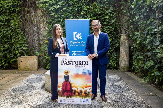 Félix Romero sostiene el cartel de la XI Feria del Pastoreo.