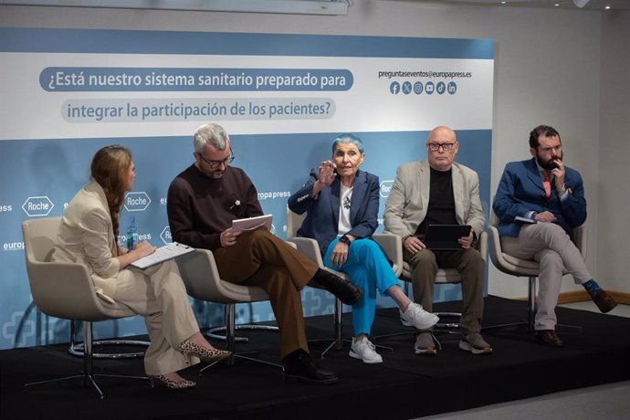 (I-D) La jefa de Salud e Infosalus de Europa Press, Cristina Vázquez; el secretario de Estado de Sanidad, Javier Padilla; la presidenta de GEPAC, Begoña Barragán; el presidente de FEDE, Antonio Lavado y el presidente de Fedhemo, Daniel-Anibal García.