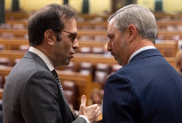 El ministro de Economía, Comercio y Empresa, Carlos Cuerpo (i), y el diputado del PP, Juan Bravo (d), durante una sesión de control al Gobierno, en el Congreso de los Diputados, a 9 de abril de 2025, en Madrid (España). El Gobierno afronta hoy en el Congr