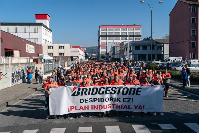 Decenas de personas durante la manifestación de la plantilla de Bridgestone en la jornada de huelga por el ERE, a 8 de abril de 2025, en Basauri, Vizcaya, País Vasco (España)