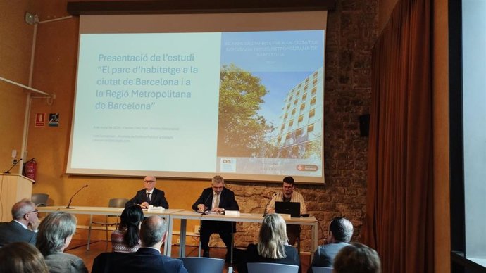 El Comisionado d'Habitatge del Ayuntamiento de Barcelona, Joan Ramon Riera, ha participado en la presentación del estudio de viviendas de la Región Metropolitana de Barcelona.