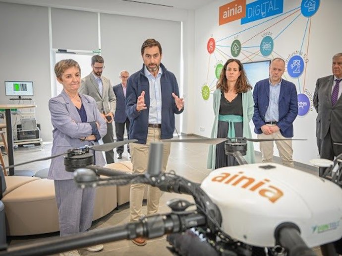 La consellera Marián Cano visita las nuevas instalaciones de AINIA en el Parque Tecnológico de Paterna