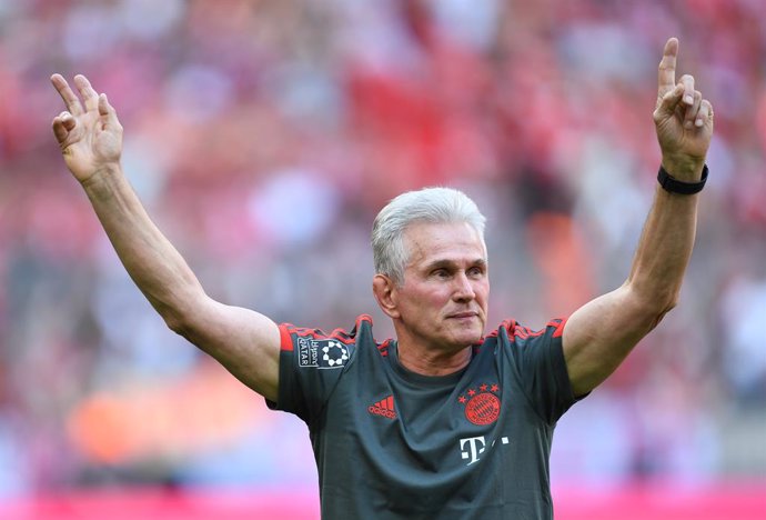 Archivo - FILED - 12 May 2018, Bavaria, Munich: Jupp Heynckes, the coach of FC Bayern Munich, waves during his farewell ceremony. Hansi Flick has downplayed comparisons with Jupp Heynckes as he takes his perfect record as Bayern Munich interim coach into 