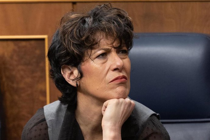 Archivo - La ministra de Inclusión, Seguridad Social y Migraciones, Elma Saiz, durante una sesión plenaria en el Congreso de los Diputados, a 26 de marzo de 2025, en Madrid (España).